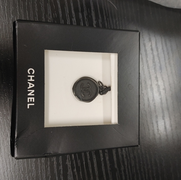Cute Chanel charm - Picture 10 of 13